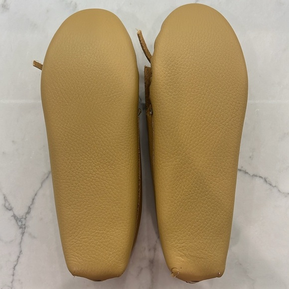 Minnetonka Size 8 Tan Moccasins with Bow Detail - Picture 2 of 3